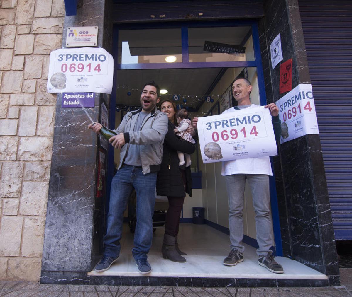 Los 50 décimos del 6.914 que se han vendido en la administración número 1 de Rafelbunyol llegaron el pasado mes de agosto y se han vendido sueltos en ventanilla, según ha explicado a Efe la propietaria del establecimiento, Amparo Ros. EFE