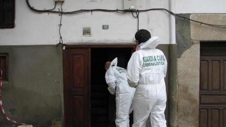 Muere un joven de 16 años en el incendio de una casa en Garganta la Olla