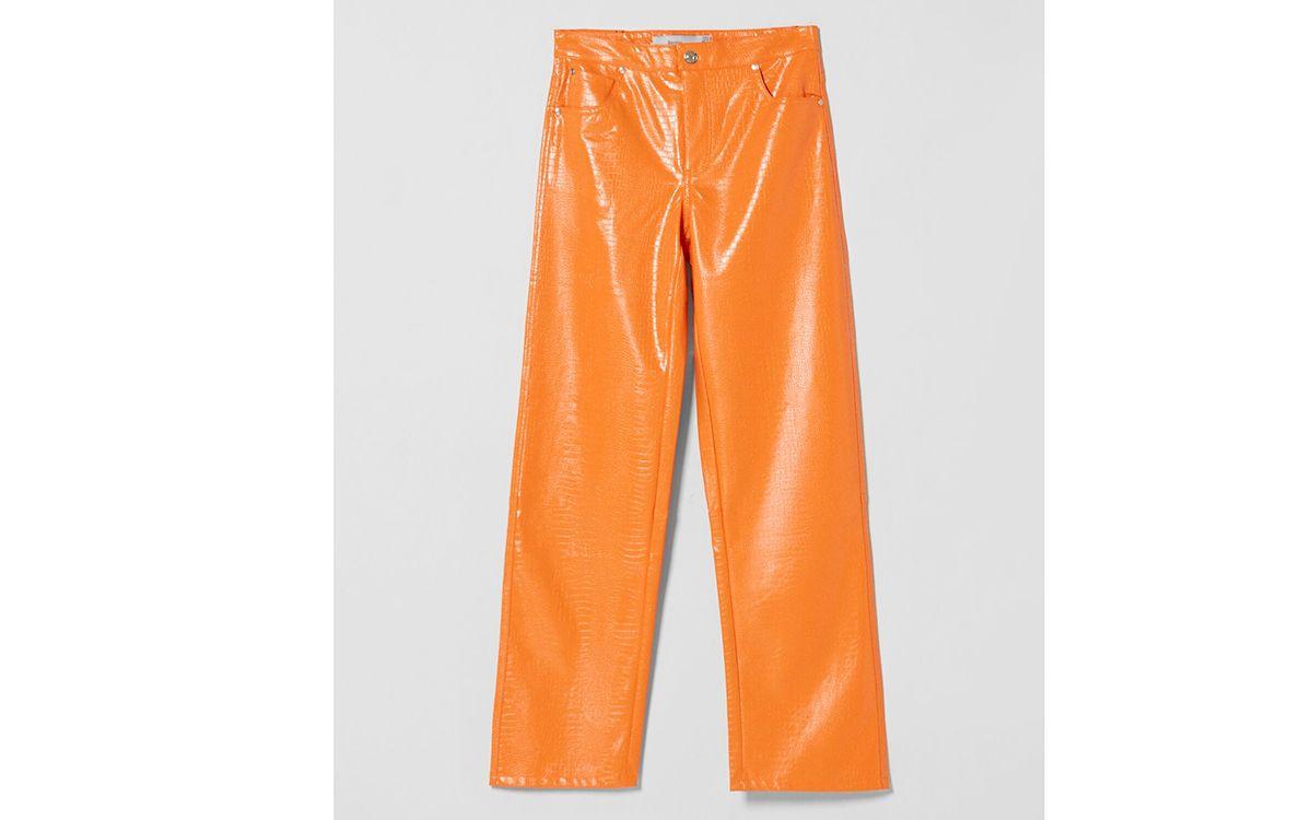 Pantalones efecto piel en naranja, de Bershka.