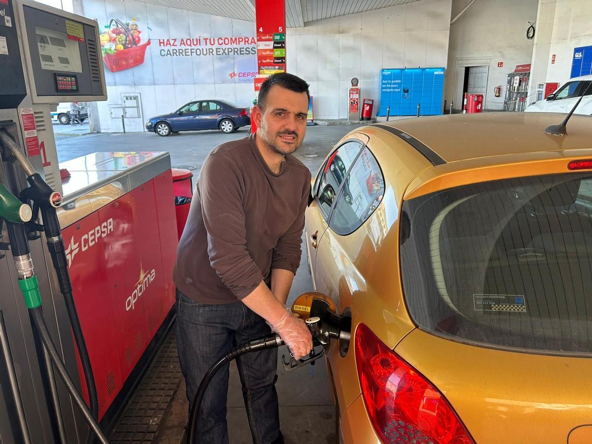 Mauro Rodríguez reposta en una gasolinera de Avilés.