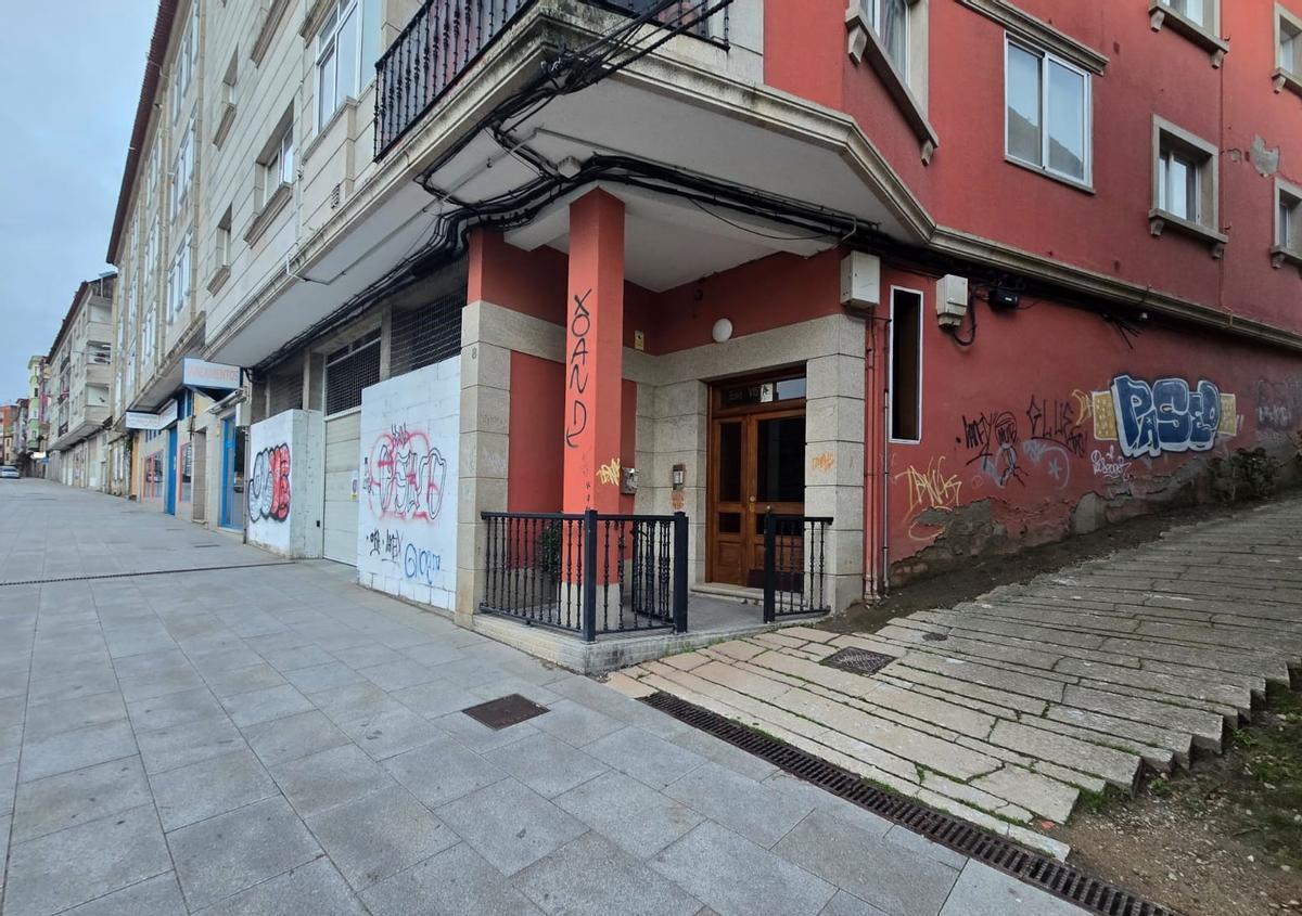 Un edificio atacado en la calle de Vista Alegre.