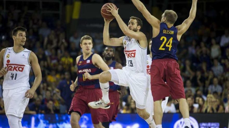 Sergio Rodríguez, defendido por Oleson en el partido del pasado viernes.