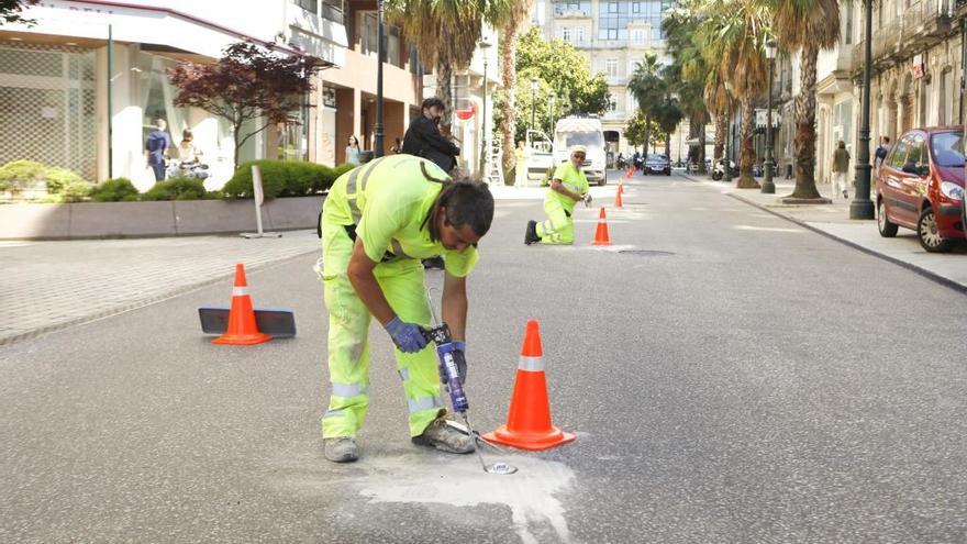 Operarios trabajando en Praza de Compostela.