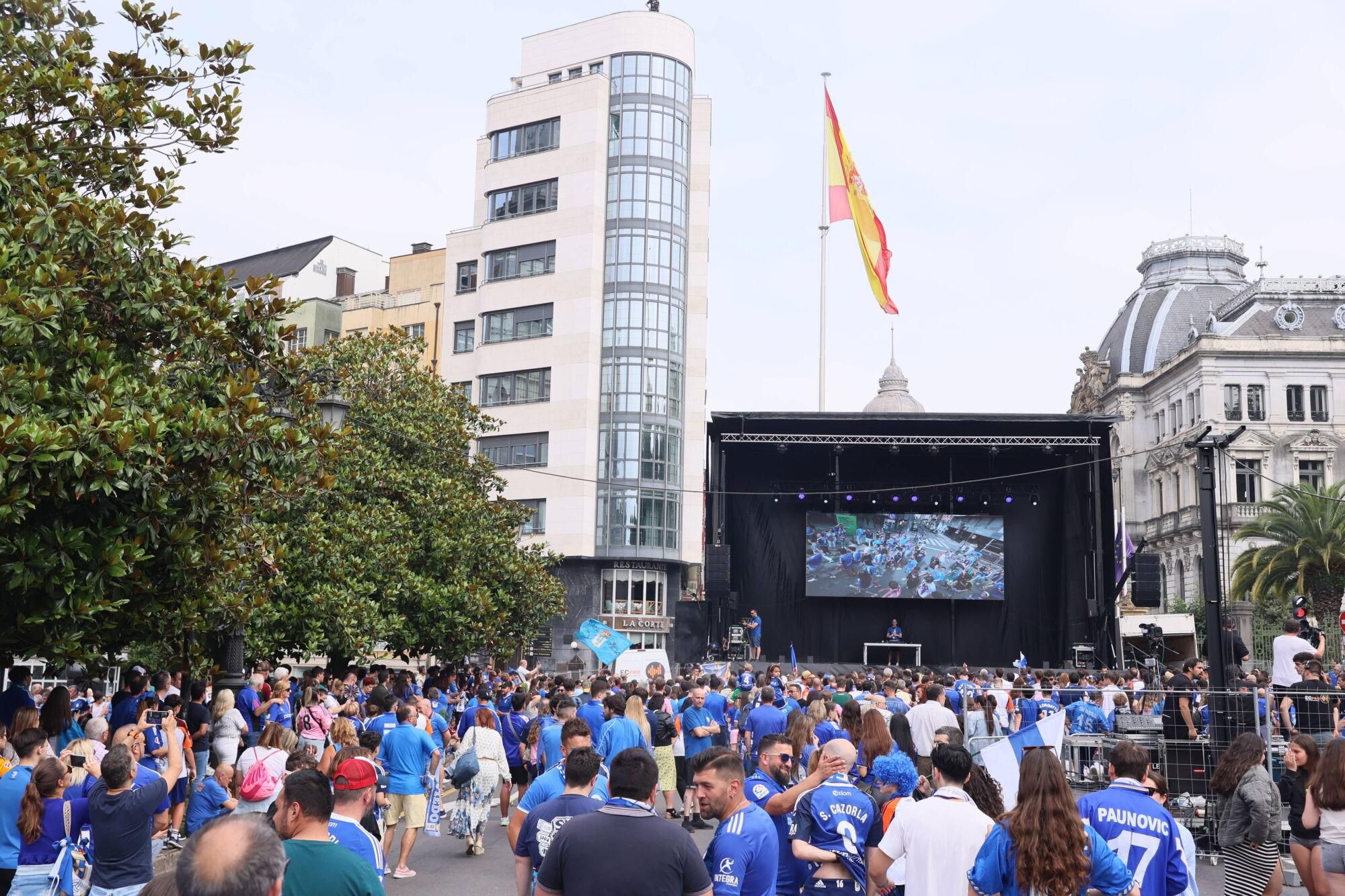 Locura azul en las calles de Oviedo para celebrar el ascenso del equipo a Primera División