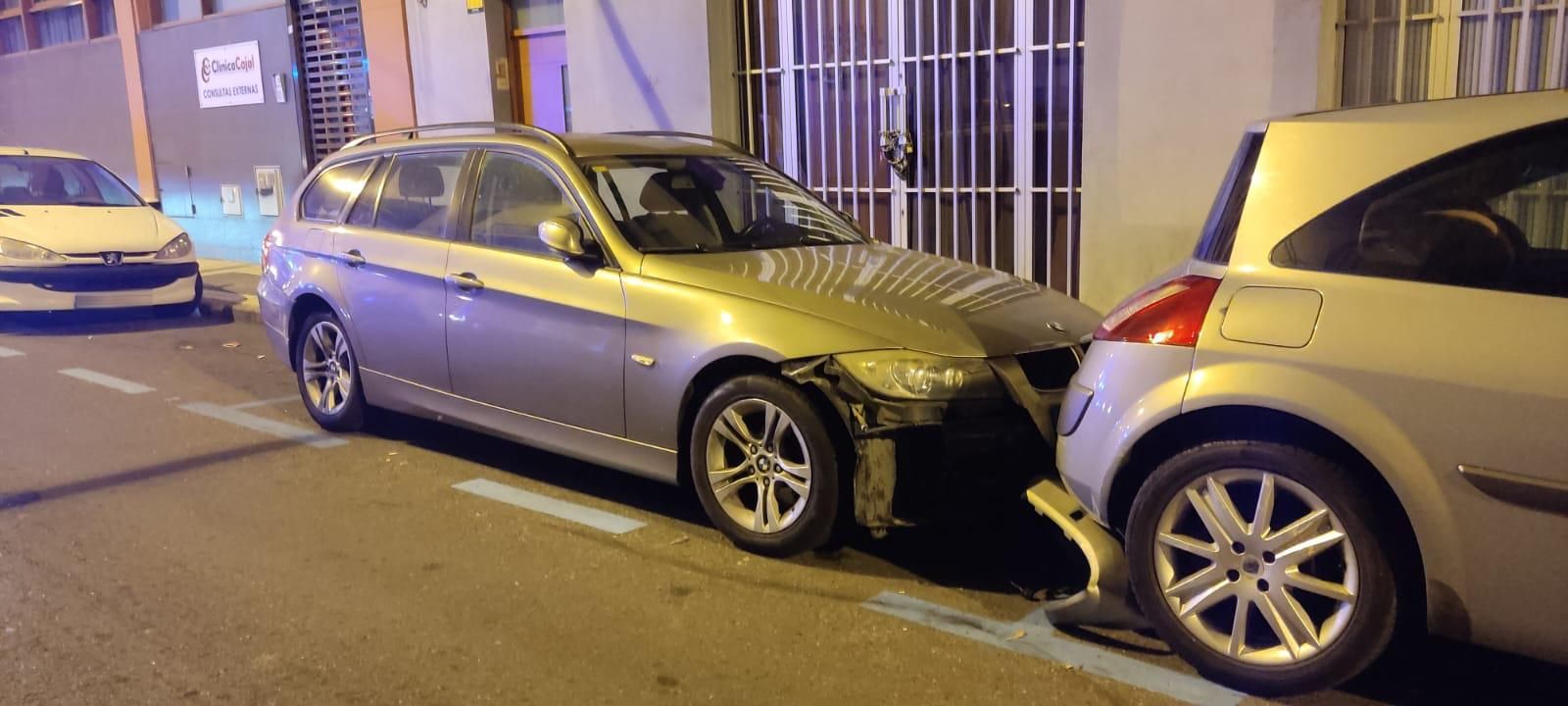 Una pareja para un coche que colisionó contra varios vehículos en Arenales