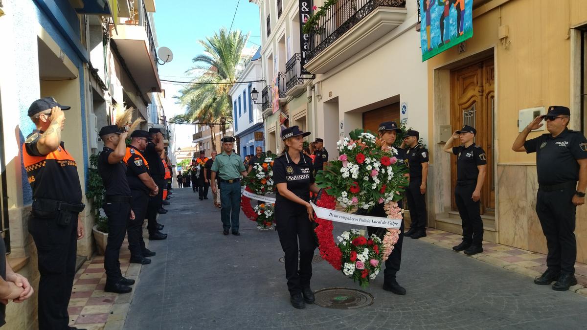 Los policías locales y la Guardia Civil de Calp han portado coronas de flores