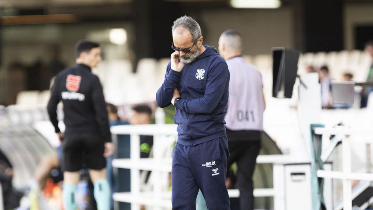 Álvaro Cervera, durante el partido de Cartagena, en su área técnica
