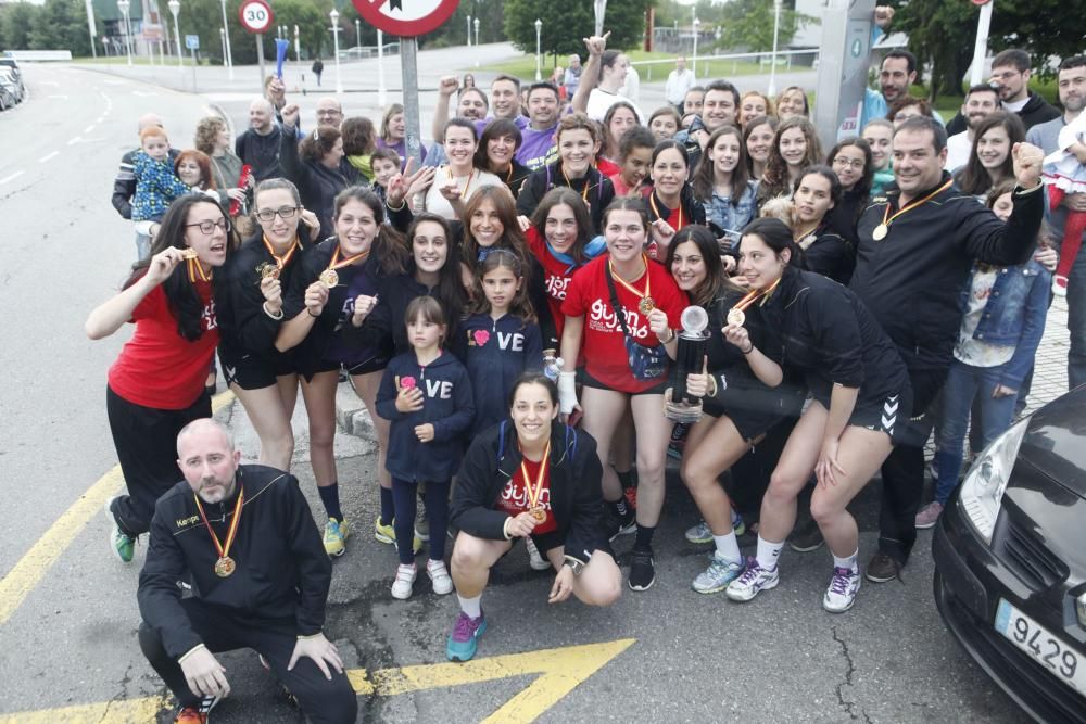 Llegada a Gijón de las jugadoras del Mavi