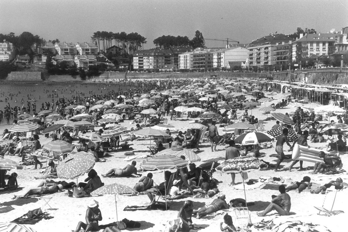 La playa de Silgar, abarrotada en 1990.