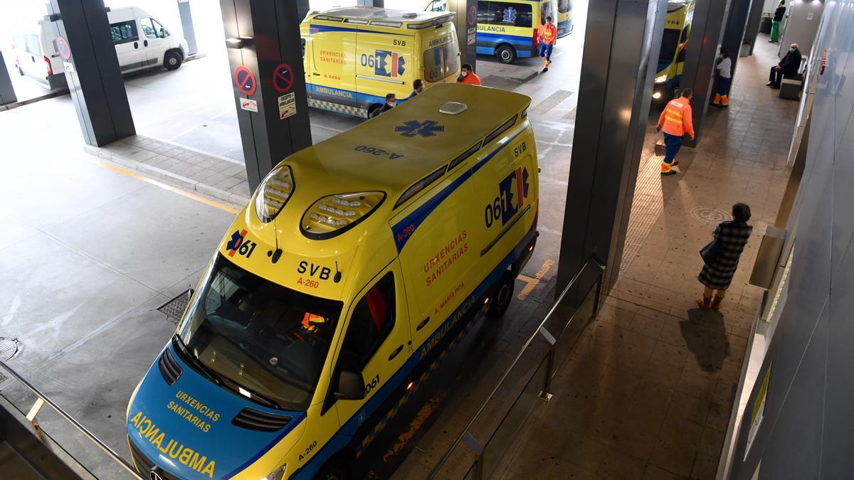 Ambulancias en la entrada de Urgencias del Hospital de A Coruña.