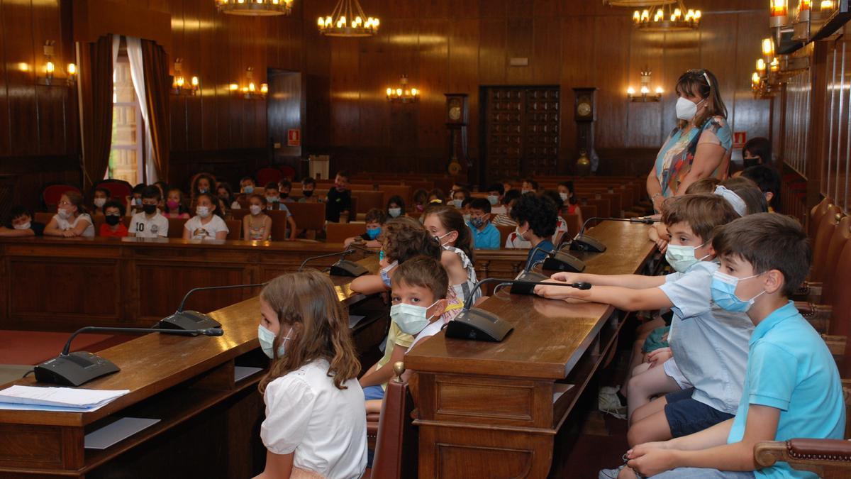 Los alumnos del colegio Corazón de María, durante su visita a la Diputación de Zamora.