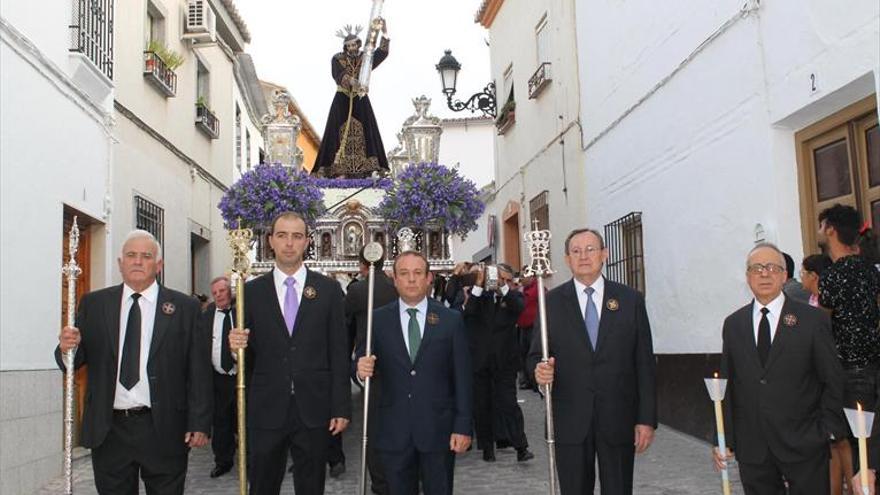 Miles de fieles acompañan al Nazareno en su salida procesional