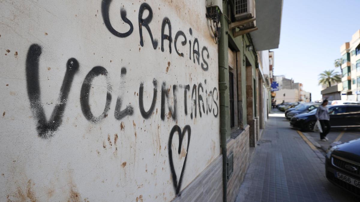 Pintada de gratitud a los voluntarios en una calle de Paiporta.