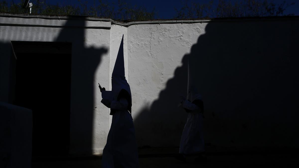 Un penitente de la hermandad de La Paz, durante la procesión de Córdoba.