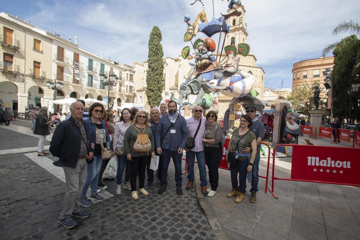 Los turistas de una de las visitas posan para este periódico en la plaza Major