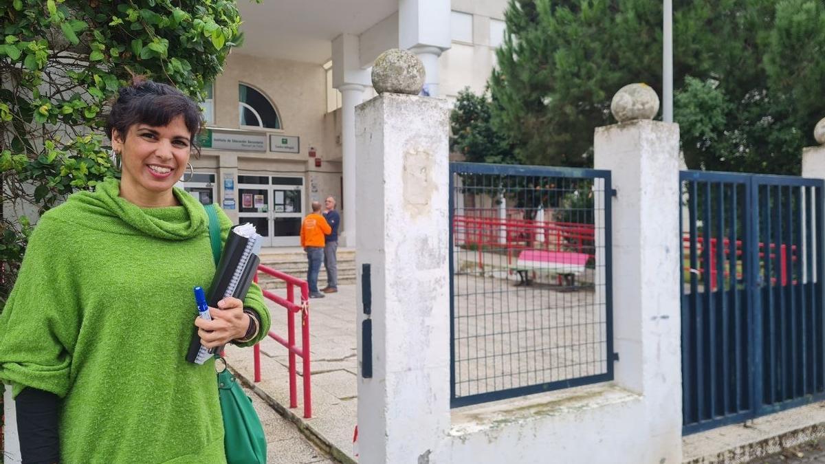 Teresa Rodríguez, en la entrada del instituto al que ha vuelto este lunes como profesora.