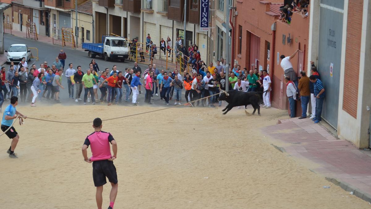 Salida de uno de los toritos del alba. / E. P.