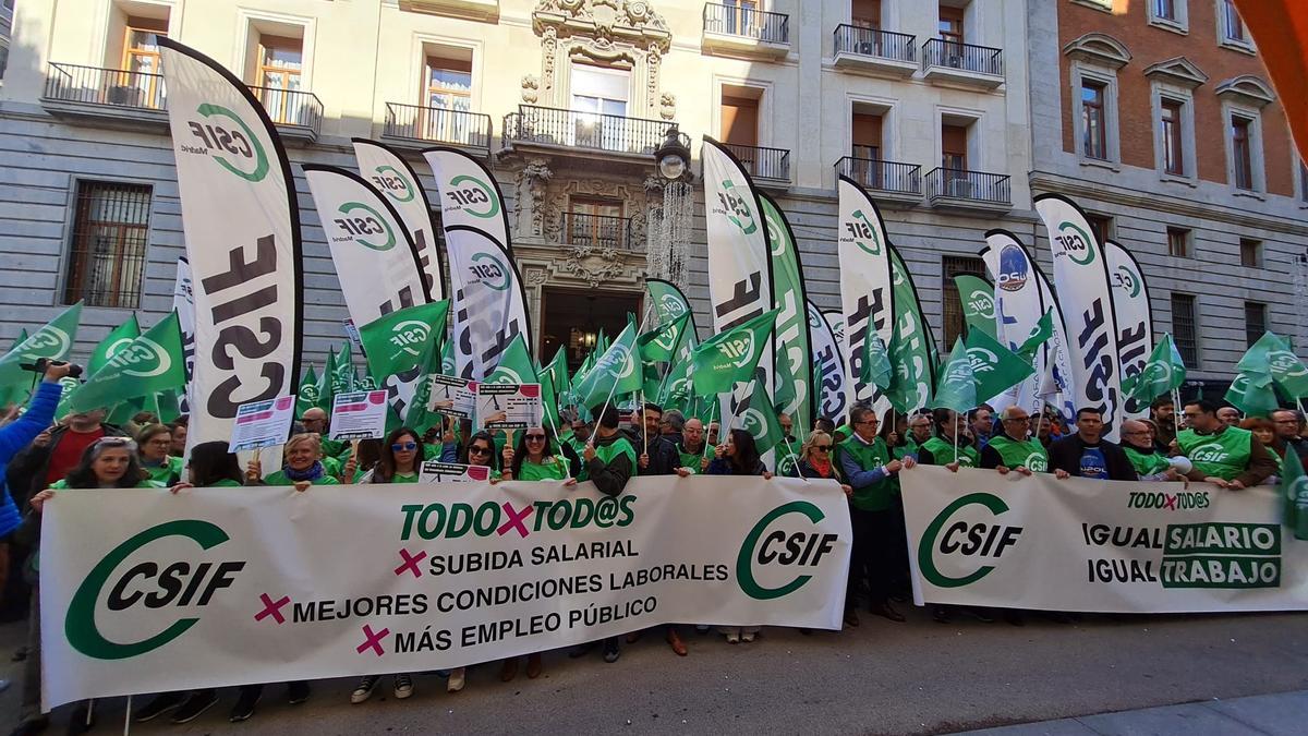 Manifestación de funcionarios por la mejora del salario y las condiciones laborales
