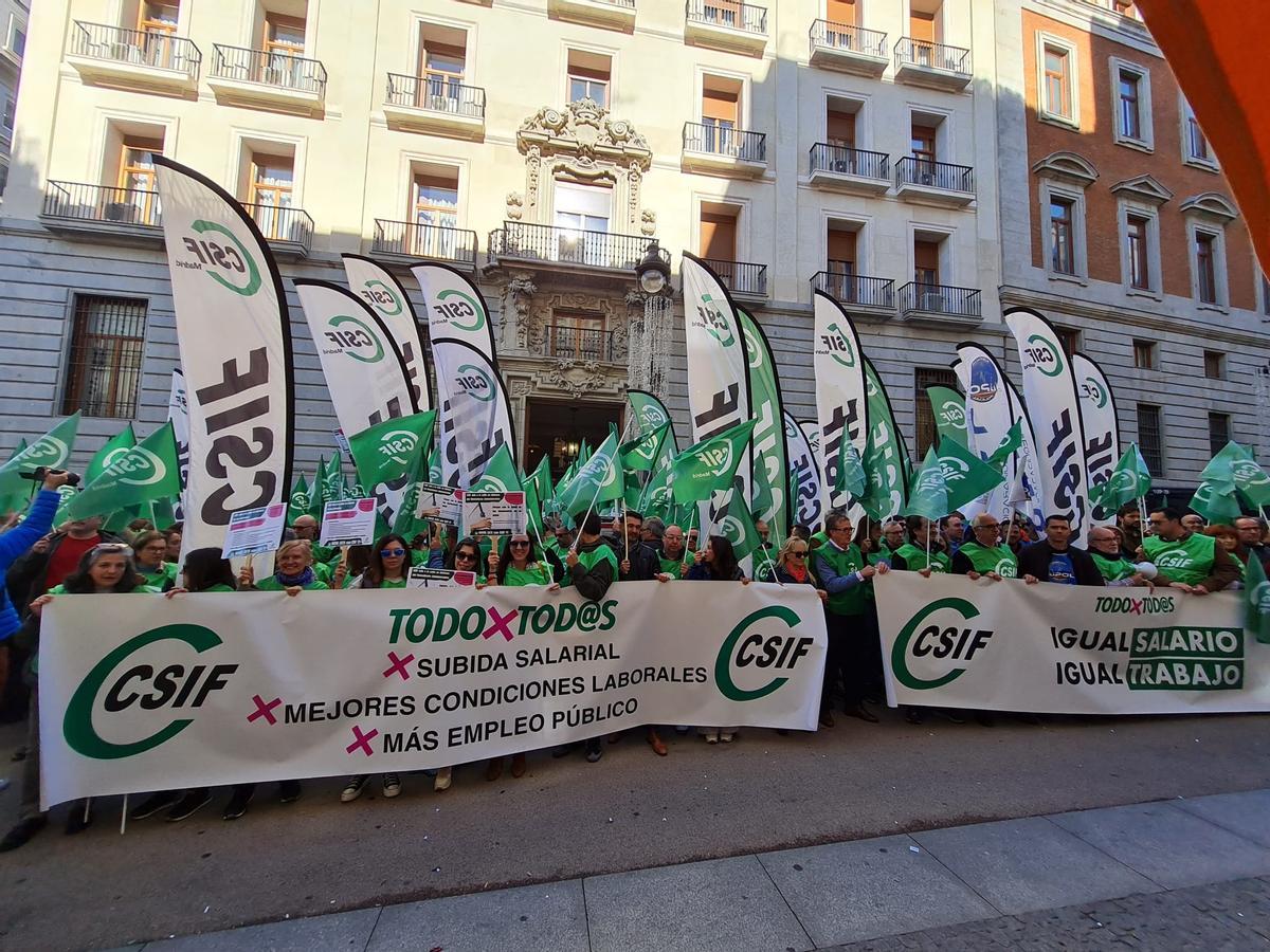 Manifestación de funcionarios por la mejora del salario y las condiciones laborales