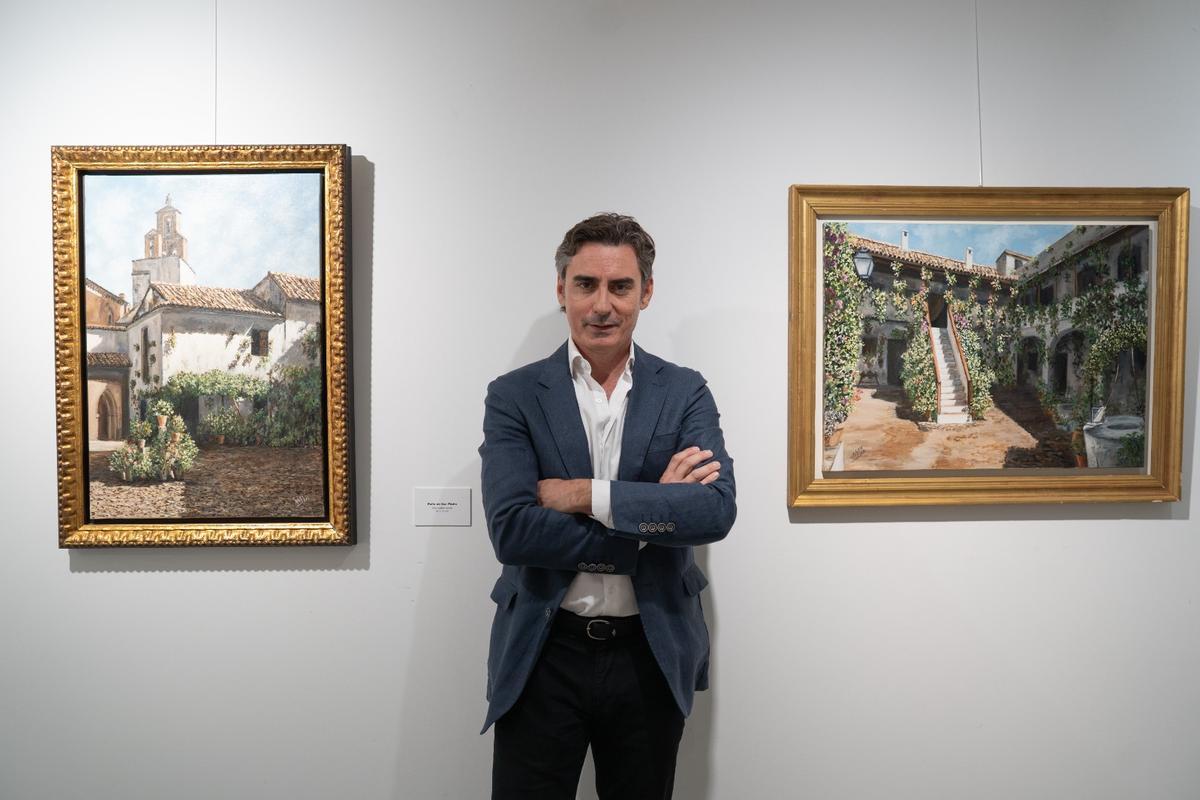 Manuel Muñoz junto a dos de sus cuadros.