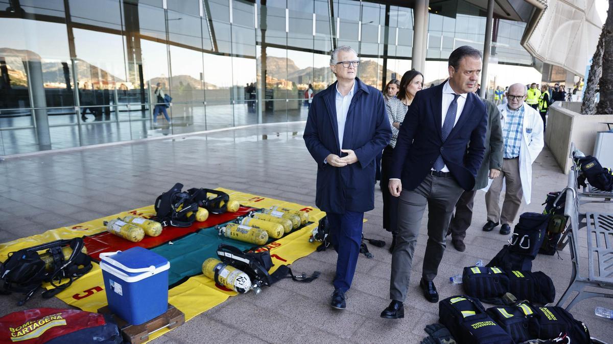 Los consejeros Marcos Ortuño y Juan José Pedreño ayer en el Santa Lucía.