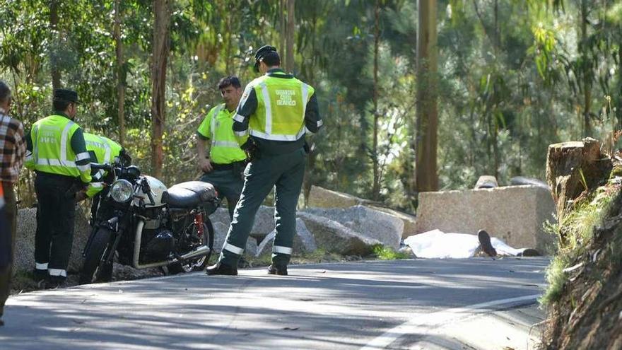 Agentes de Tráfico, junto a la moto y el cadáver, al fondo tapado con una manta. // Gustavo Santos