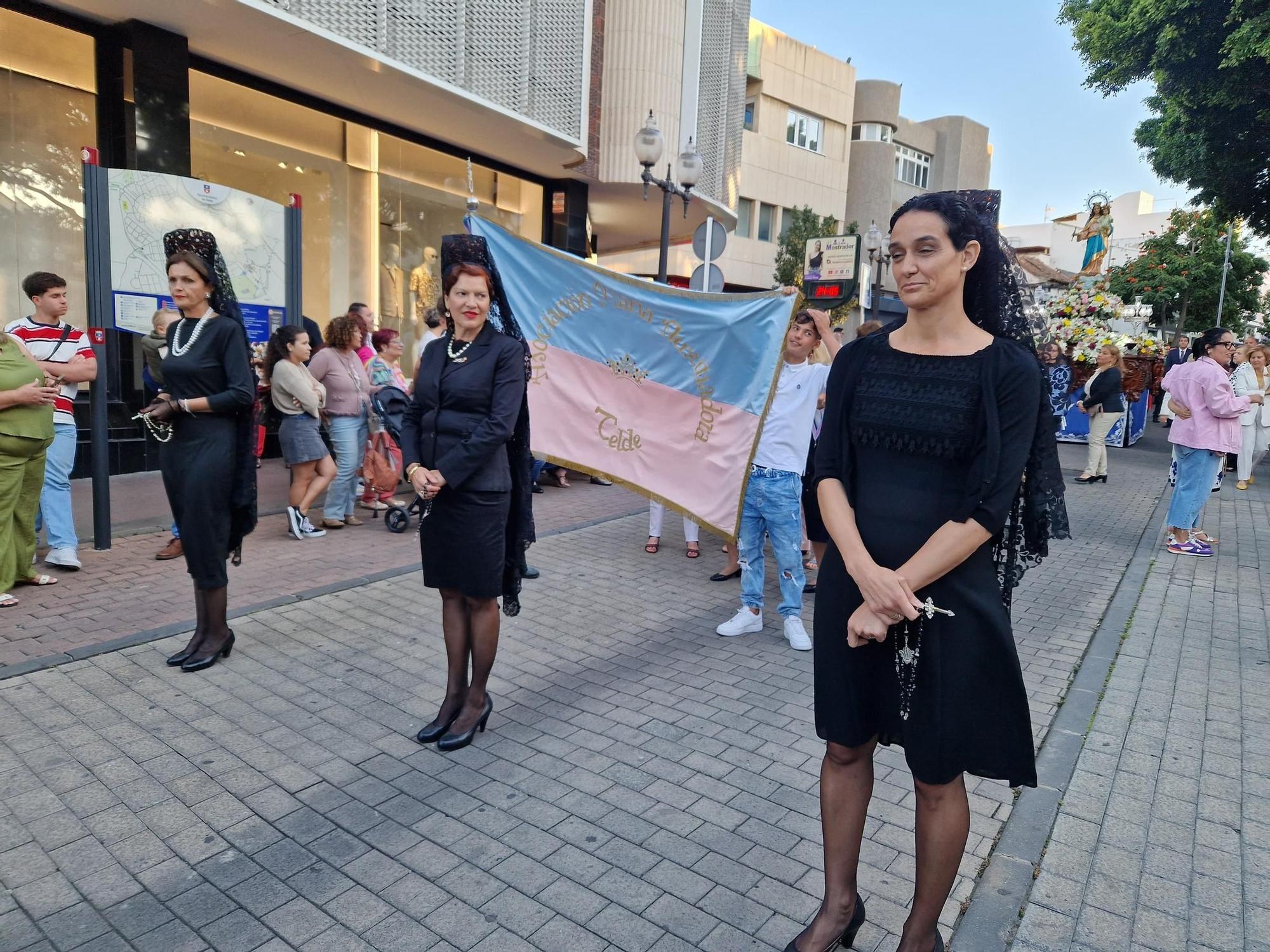 Procesión de la imagen de María Auxiliadora por las calles de San Gregorio, en Telde