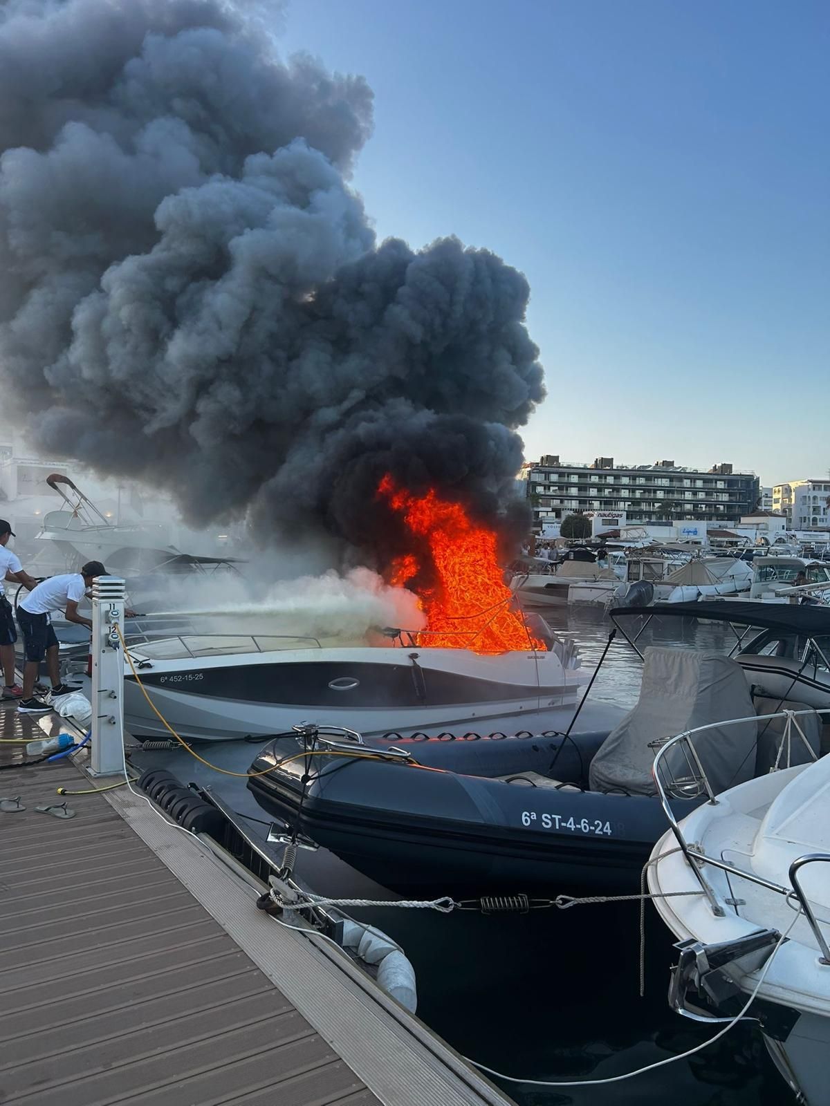 Arde una embarcación en el puerto de Santa Eulària