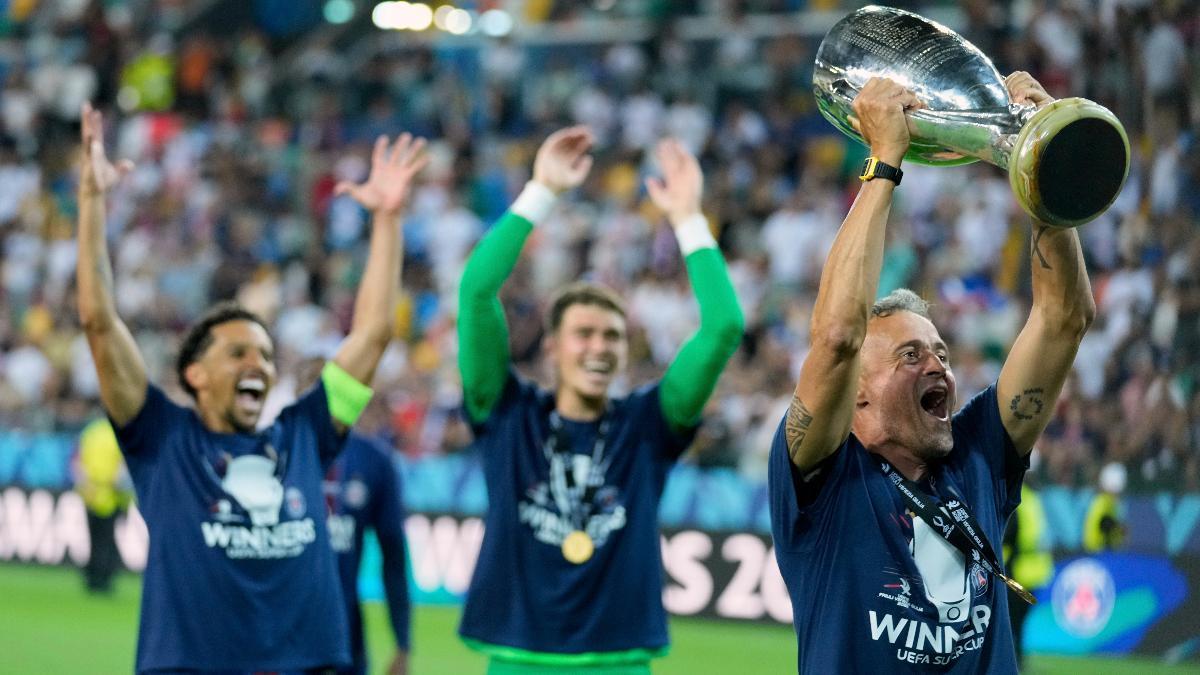 Luis Enrique levanta la Supercopa de Europa