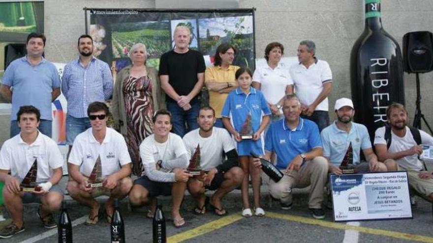 Los ganadores de la segunda etapa, con patrocinadores y autoridades. // FDV