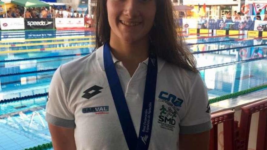 Alba Gómez, con una medalla de oro.