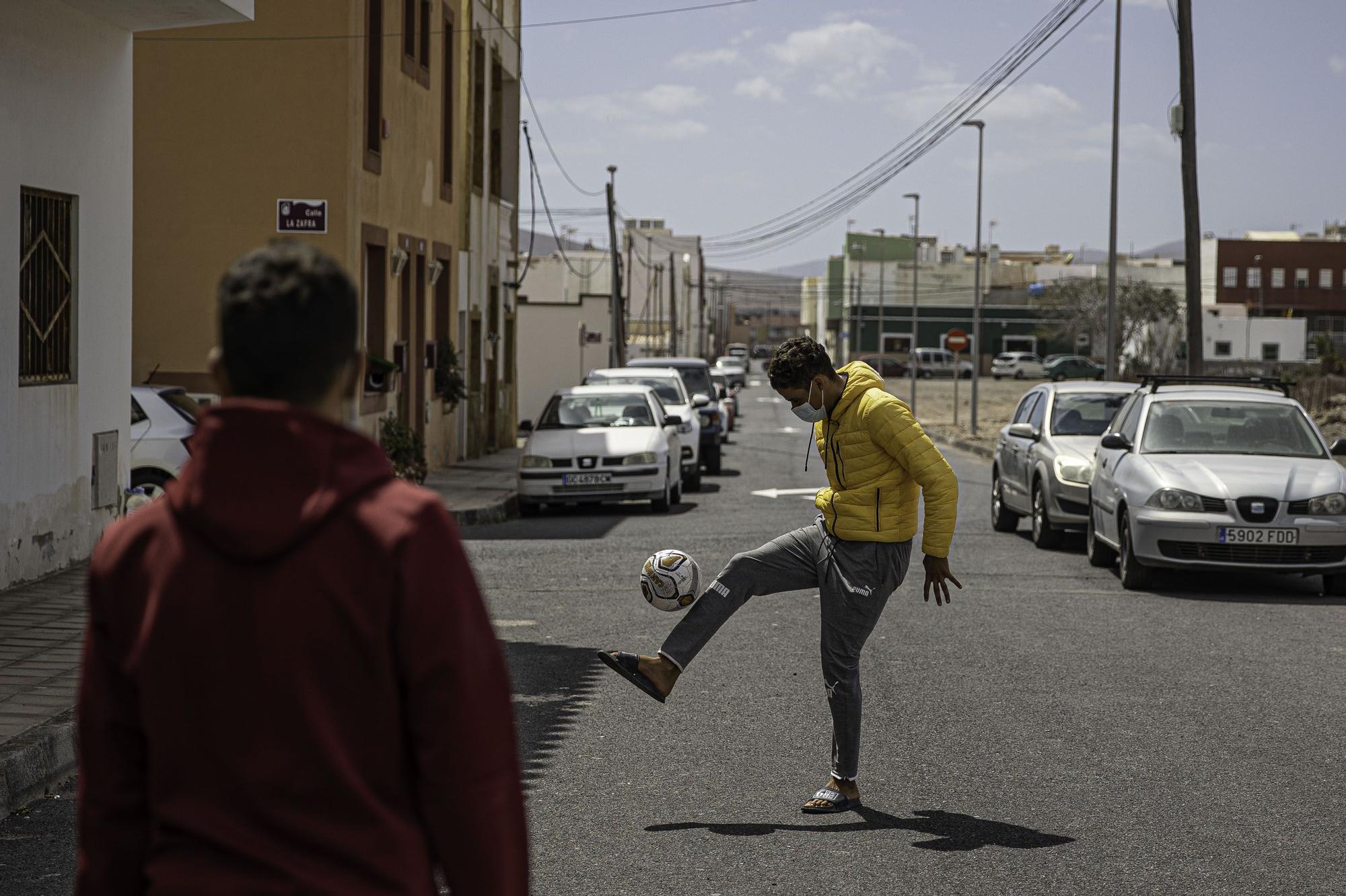 Migrantes fuera del CIE El Matorral en Fuerteventura