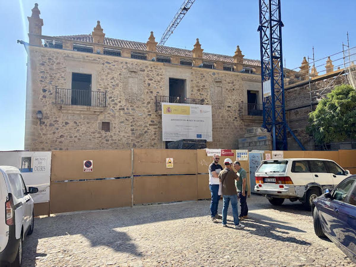 Obras, ayer, en la fachada principal del Museo de Cáceres (en Veletas).
