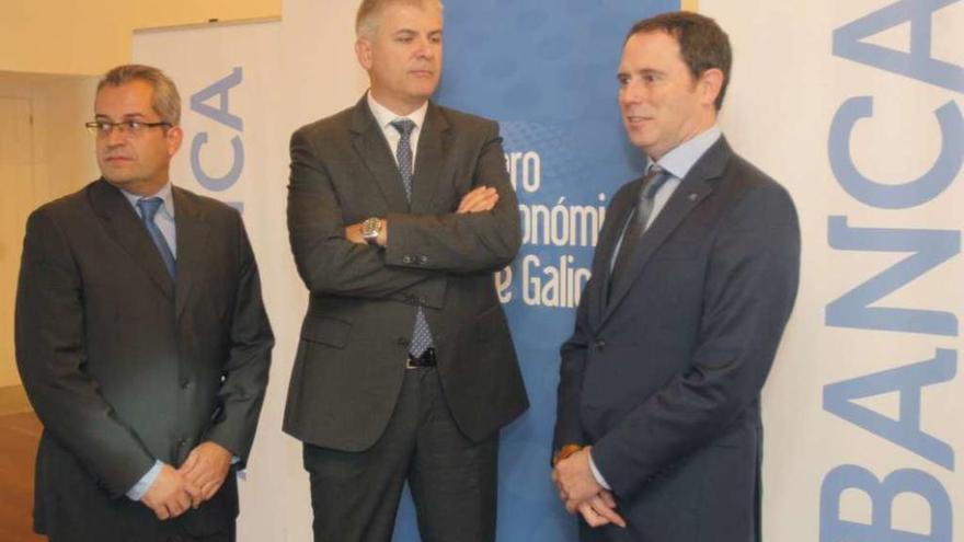 Patricio Sánchez y Santiago Lago, del Foro Económico, junto a Miguel Ferro, de Abanca. // Xoán Álvarez