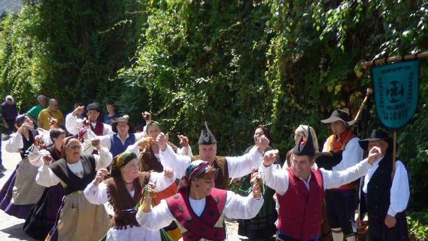 Exhibición de baile tradicional en la jornada del pan y la nata de 2016.