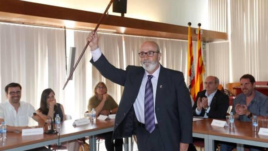 Josep Maria Rufí, amb la vara de batlle, un cop proclamat alcalde arran de la moció de censura a Jordi Cordon (CiU), el 20 de juliol de 2016.