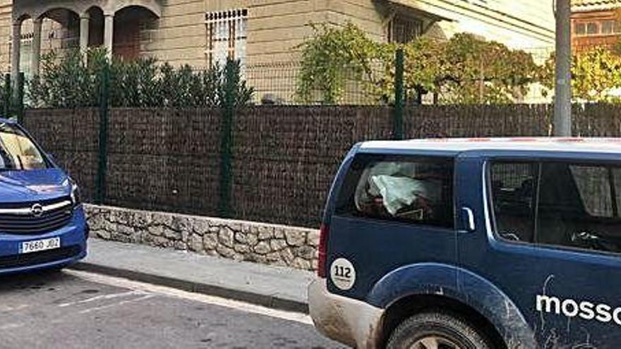 Un vehicle dels Mossos d&#039;Esquadra, ahir, davant la casa