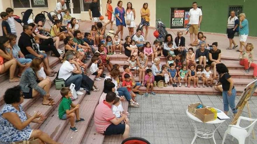 Cuentacuentos en la Plaza do Pazo. // FdV