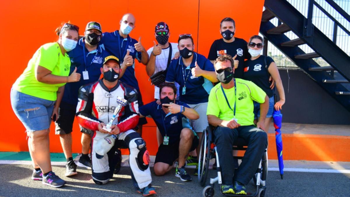 El benaventano Carlos Blanco con su equipo y el trofeo tras la carrera.