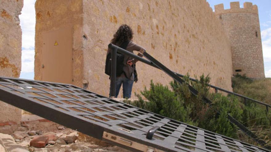 Los autores de los hechos arrancaron una de las puertas de acceso al castillo y una vez en su interior se dedicaron a romper los focos de la iluminación a pedradas y a causar otros daños en la sillería y placas inaugurales.