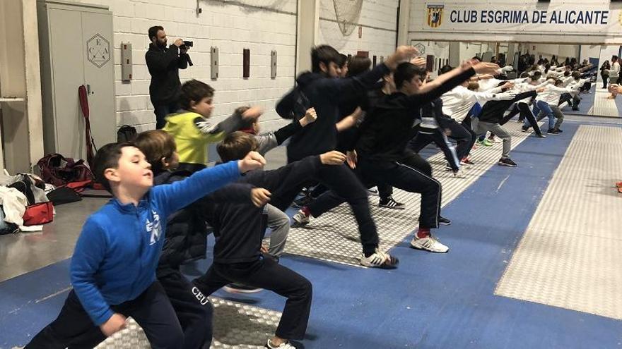 La escuela de esgrima de Alicante recibe una clase magistral de Pirri, bronce olímpico en Pekín