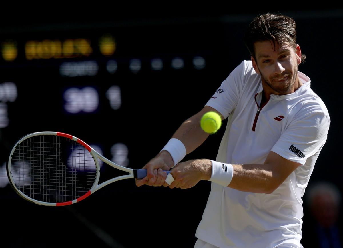 Wimbledon (United Kingdom), 08/07/2025.- Cameron Norrie of Britain in action during the Men's quarterfinal match against Carlos Alcaraz of Spain at the Wimbledon Championships, Wimbledon, Britain, 08 July 2025. (Tenis, España, Reino Unido) EFE/EPA/NEIL HALL EDITORIAL USE ONLY. EDITORIAL USE ONLY
