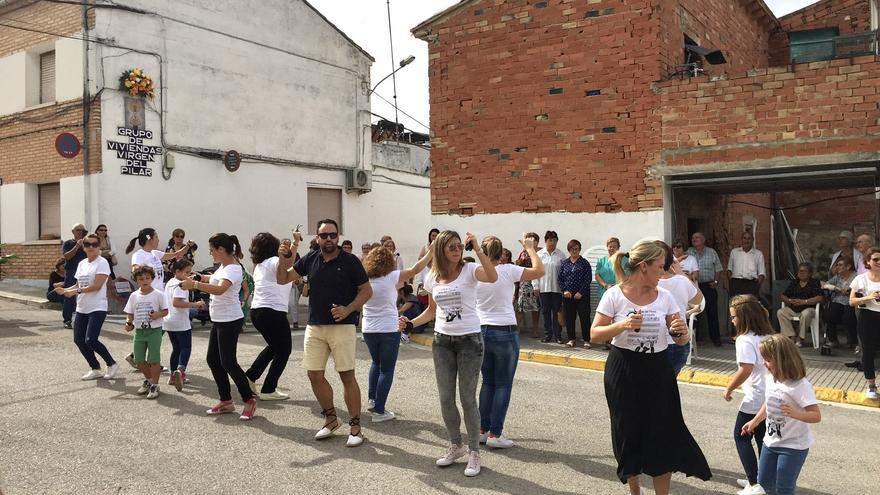 Montaverner celebra la festa dels valencians amb cercavila, ofrena i danses