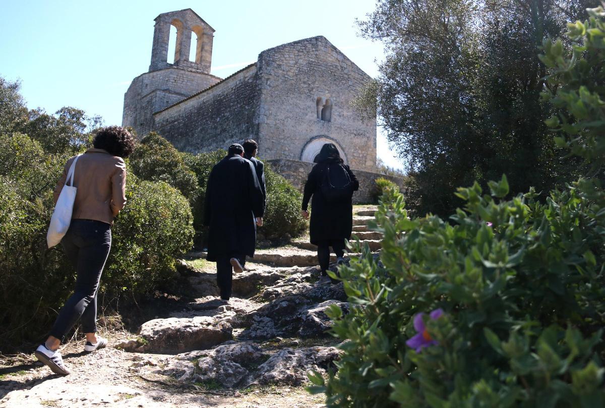 La escalinata que sube al castillo de Olèrdola, con la iglesia del conjunto monumental al fondo.