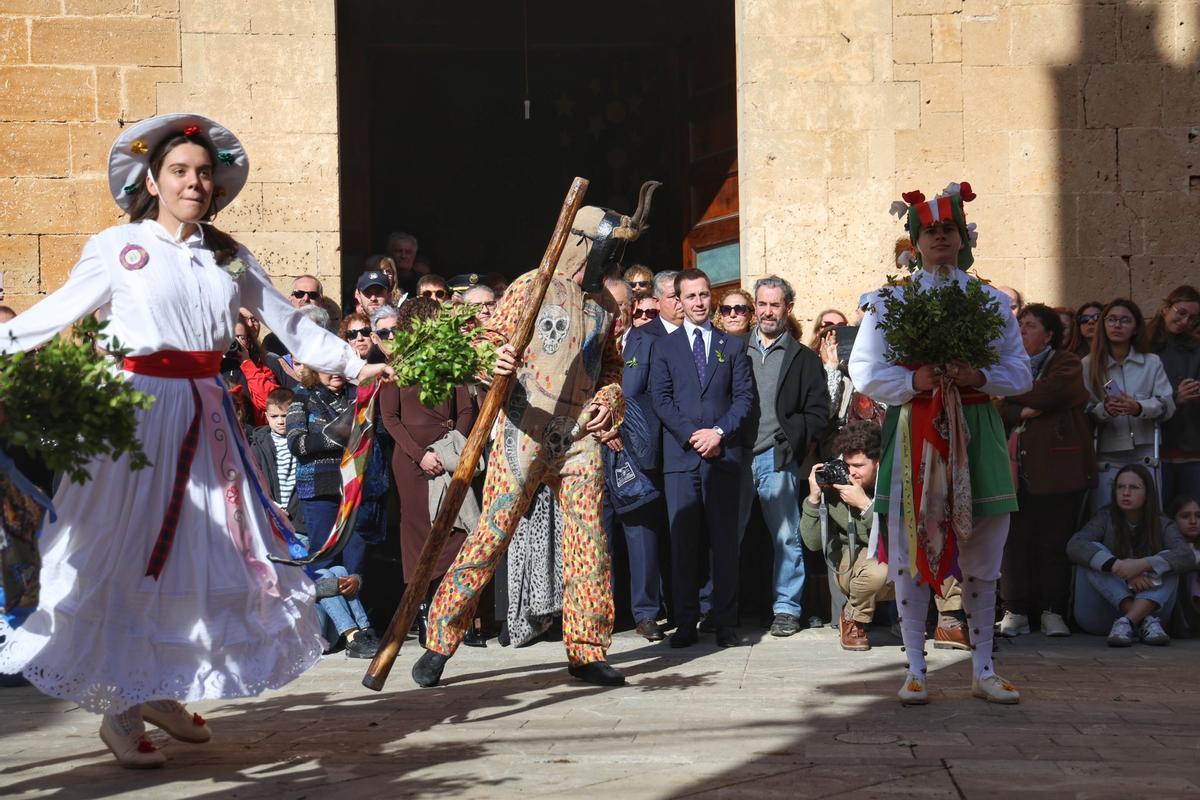 Los Cossiers exhibieron sus danzas, ante las autoridades y los vecinos de la localidad