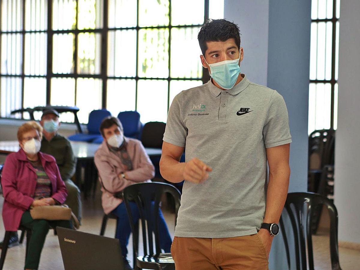 El fisioterapeuta Gustavo González, ayer, en su charla del Centro Social de Silleda. | // BERNABÉ/ANA AGRA