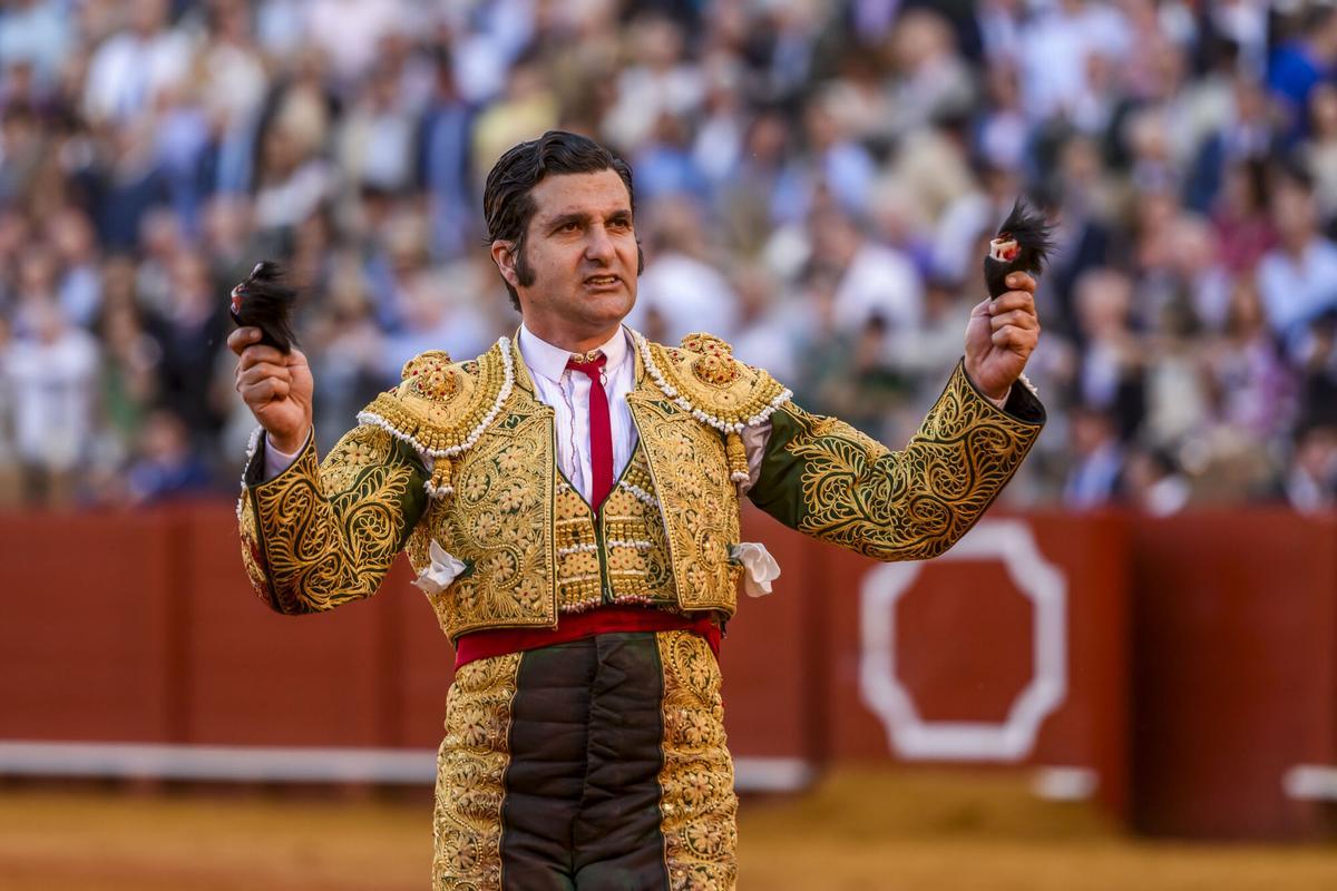 SEVILLA. 01/05/2025.- El diestro Morante de La Puebla tras la lidia al segundo de su lote, durante el sexto festejo de abono que se celebra hoy jueves en La Real Maestranza de Sevilla. EFE/Raúl Caro. TOREROS