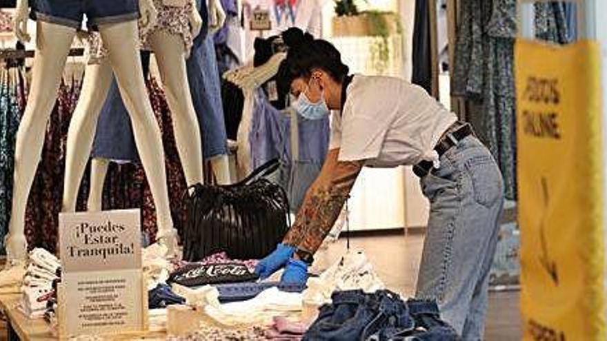 Dependienta en una tienda de ropa de Ibiza el pasado lunes.