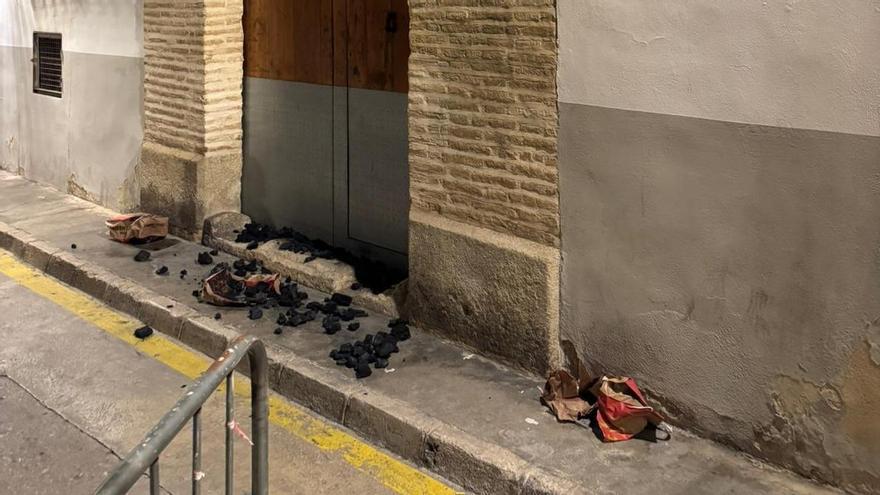 Depositan carbón frente a la sede del PSPV en Xàtiva en la víspera de la llegada de los Reyes Magos