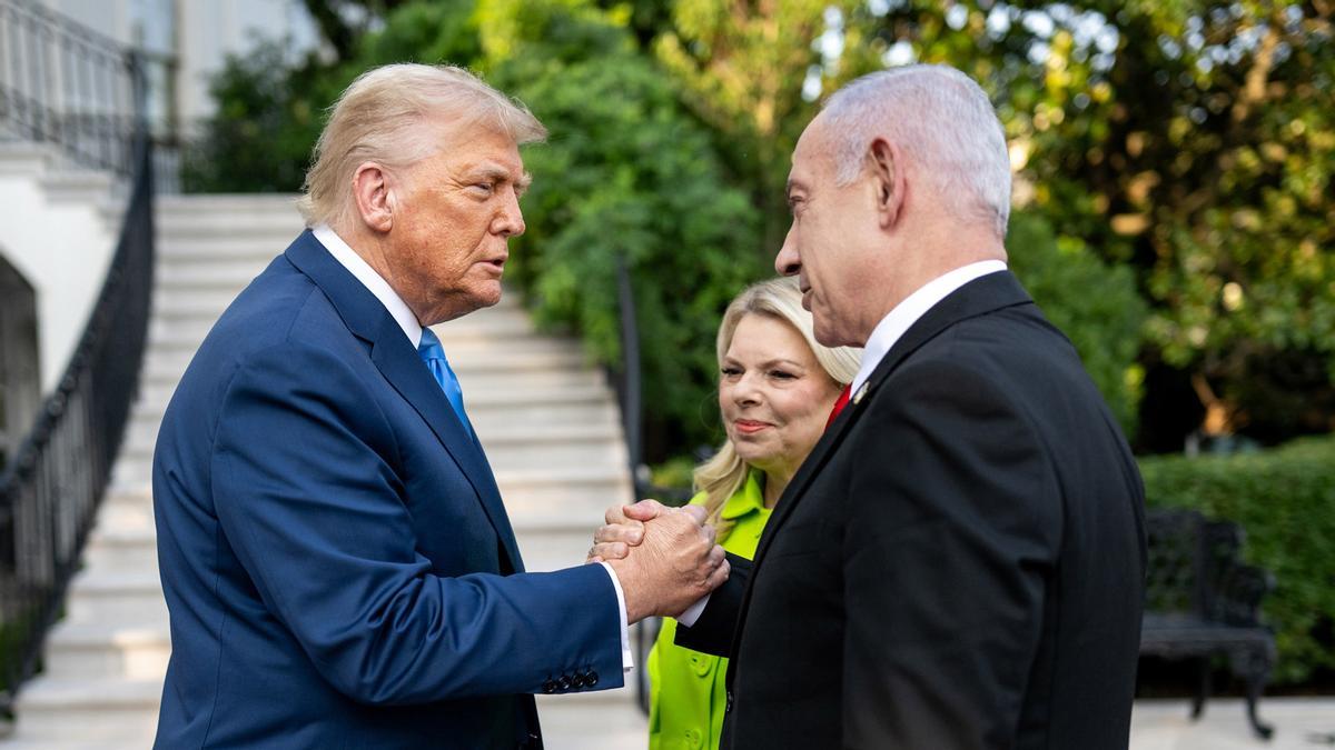 RCHIVADO - 7 de julio de 2025, EE. UU., Washington: El presidente estadounidense Donald Trump (izq.) recibe al primer ministro israelí, Benjamin Netanyahu, y a su esposa, Sara, en el Pórtico Sur de la Casa Blanca.